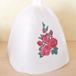 Pirts cepure ar sarkanu ziedu izšuvumu, balta (x1) Pirts cepure ar sarkanu ziedu izšuvumu, balta (x1)