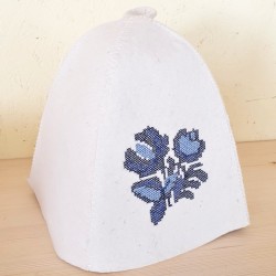 Pirts cepure ar zilu ziedu izšuvumu, balta (x1) Pirts cepure ar zilu ziedu izšuvumu, balta (x1)
